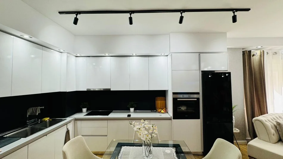 Tirane, jepet me qera 2+1 Kati 1, 110 m² 700 € (Xhamia Kopshti Botanik)