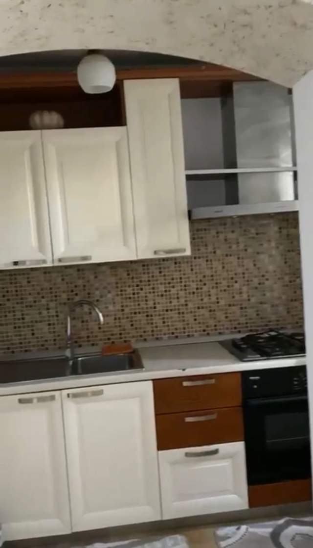 Tirane, jepet me qera apartament 3+1 Kati 2, 90 m² 350 Euro (Sheshi Shtraus)