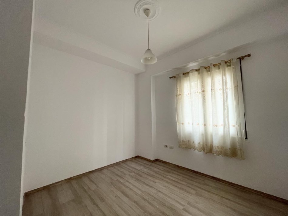 Tirane, jepet me qera apartament 2+1+Ballkon Kati 3, 70 m² 330 € (Teodor Keko)