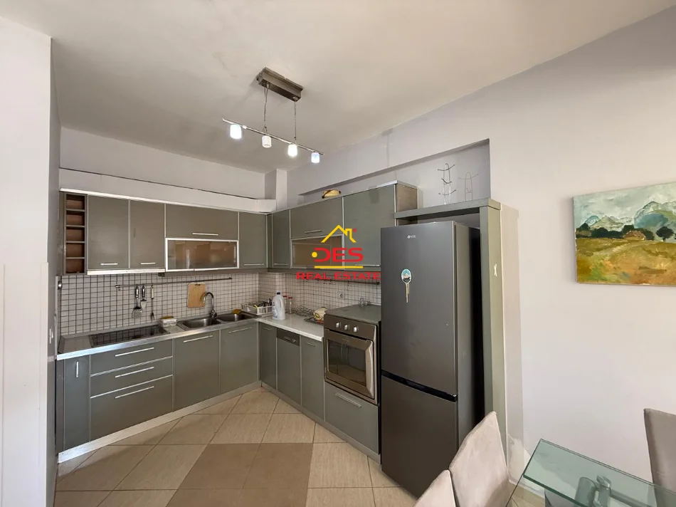 Vlore, jepet me qera apartament 1+1+Ballkon Kati 8, 70 m² 550 € (Rruga Çamëria)