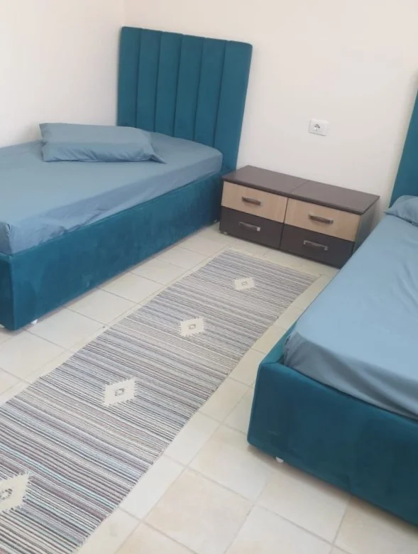 Tirane, jepet me qera apartament 2+1+Ballkon Kati 3, 115 m² 700 € (Blloku ambasadave)