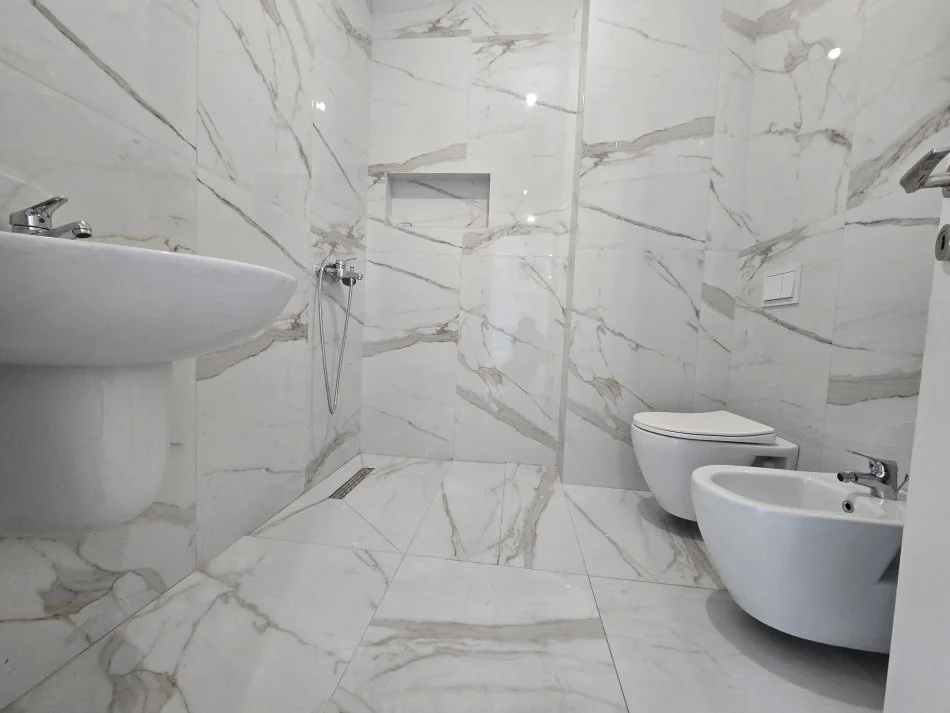 Tirane, jepet me qera zyre Kati 1, 93 m² 700 € (Rruga e Kavajes)