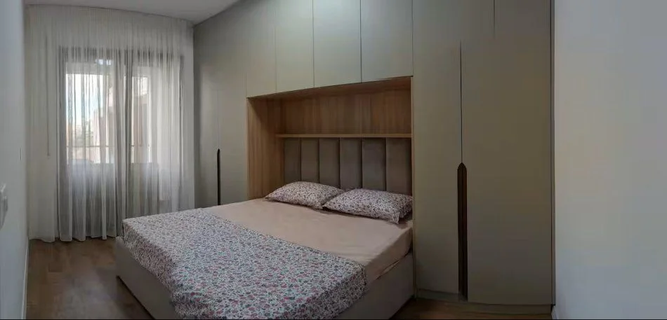 Tirane, jepet me qera apartament 2+1+Ballkon Kati 4, 80 m² 900 € (Komuna e parisit)