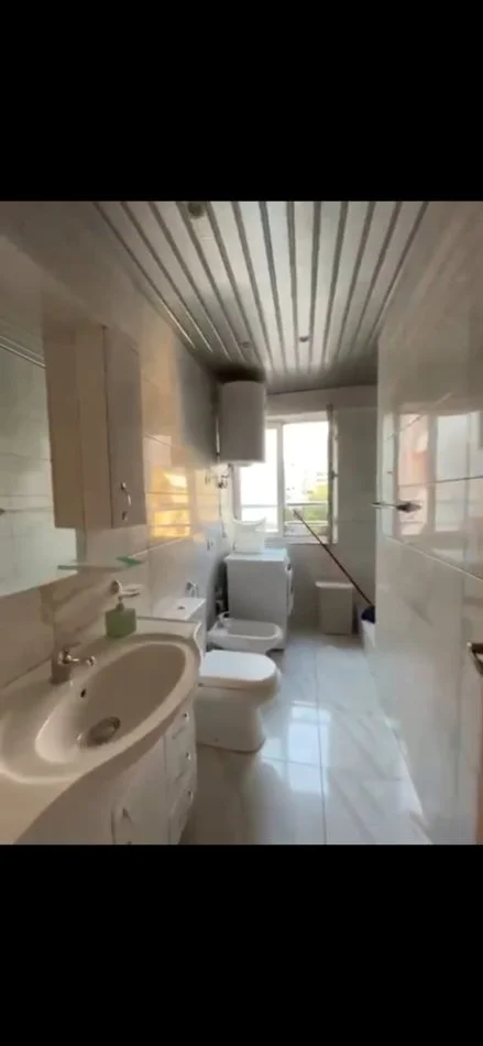 Tirane, jepet me qera apartament 3+1 Kati 4, 100 m² 700 € (GARDA)