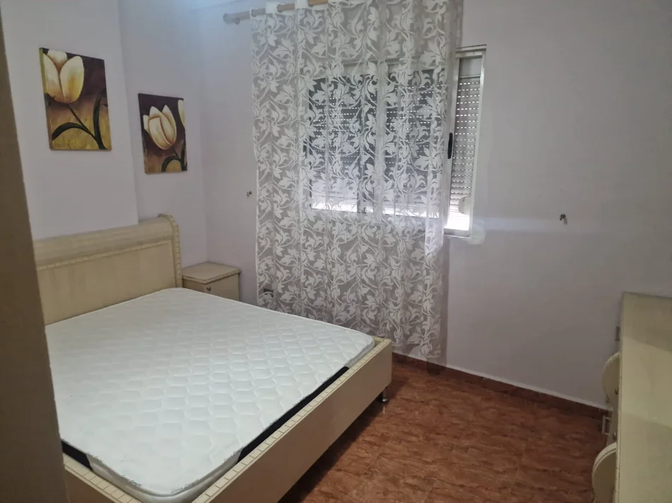 Tirane, jepet me qera apartament 2+1 Kati 4, 550 € (Rruga Mine Peza)
