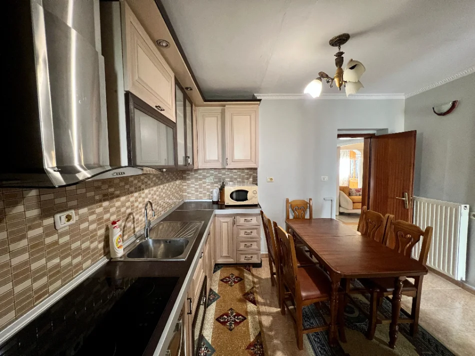 Tirane, jepet me qera 2+1+Ballkon Kati 4, 85 m² 700 € (Pazari i ri)