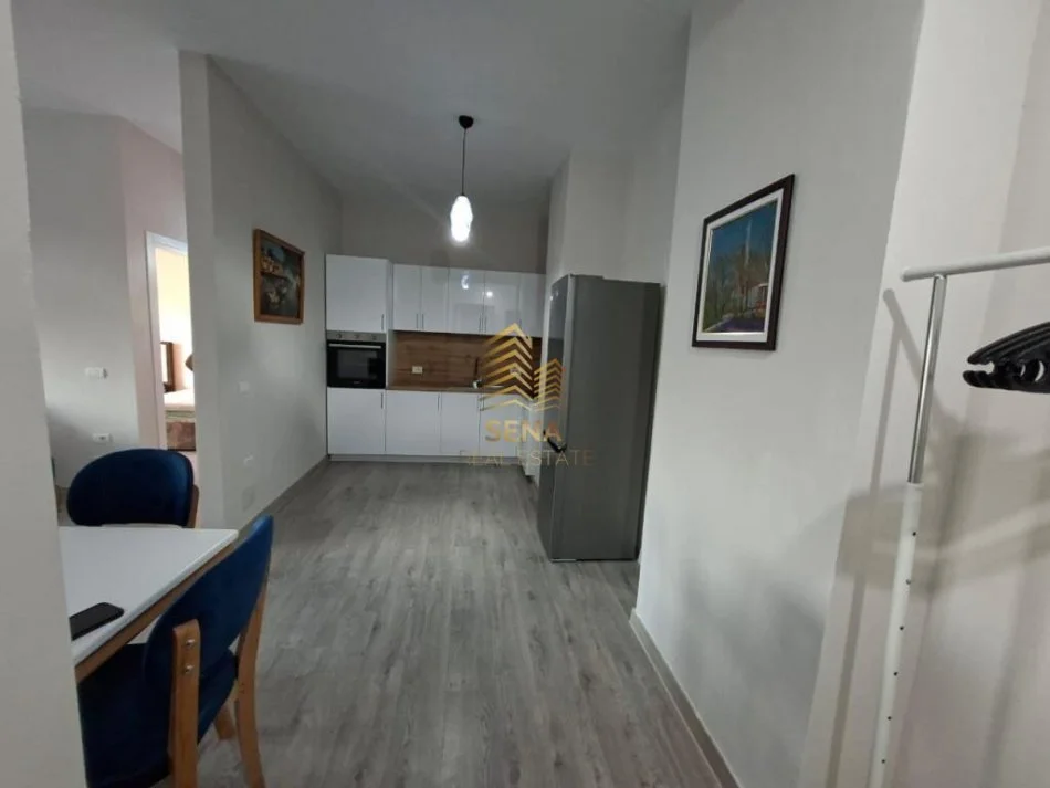 Tirane, jepet me qera apartament 1+1+Ballkon Kati 2, 85 m² 550 € (Brryl)