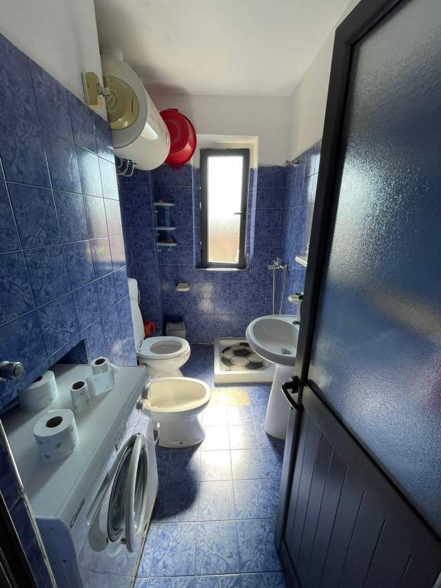 Tirane, jepet me qera apartament 1+1+A Kati 4, 80 m² 30000 Leke (Xhamllik)