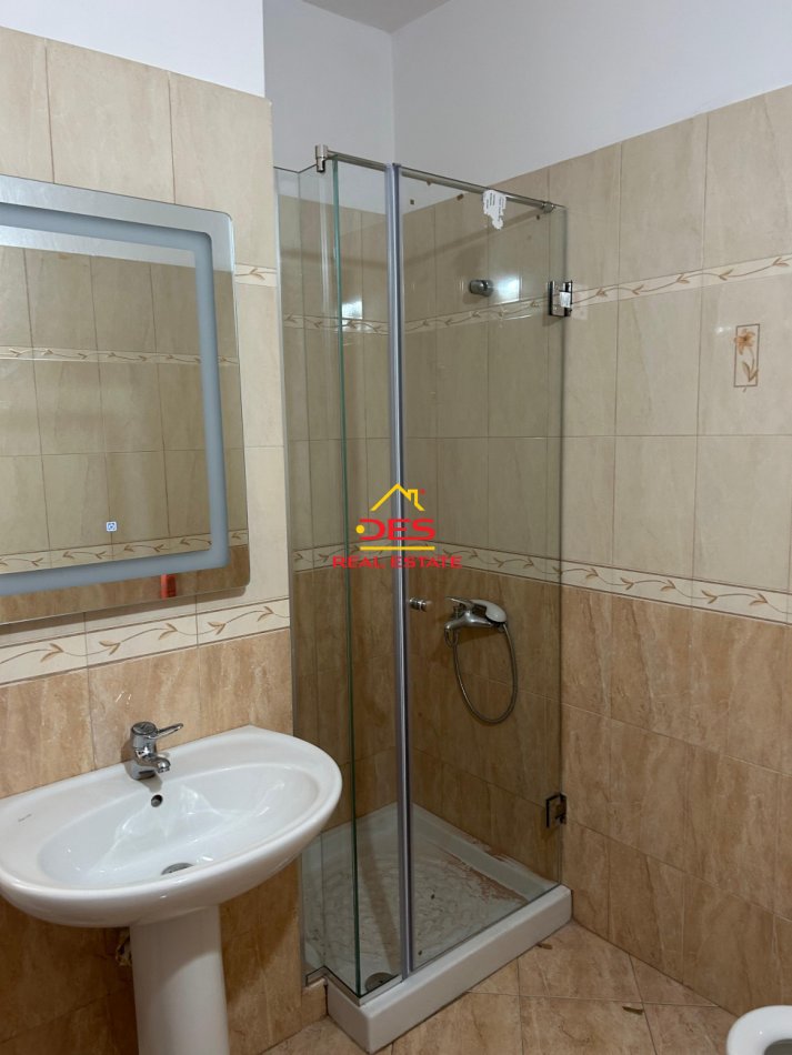 Vlore, jepet me qera apartament 2+1+Ballkon Kati 5, 90 m² 350 € (Rruga 7 Nëntori , Vlorë)
