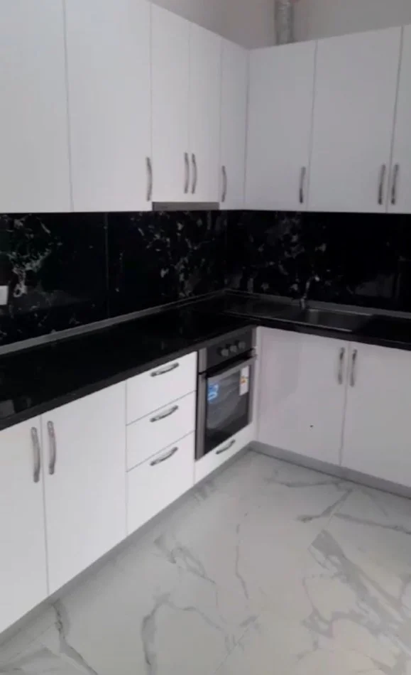 Tirane, jepet me qera apartament 1+1+Ballkon Kati 2, 60 m² 400 € (rruga Xhanfize keko)