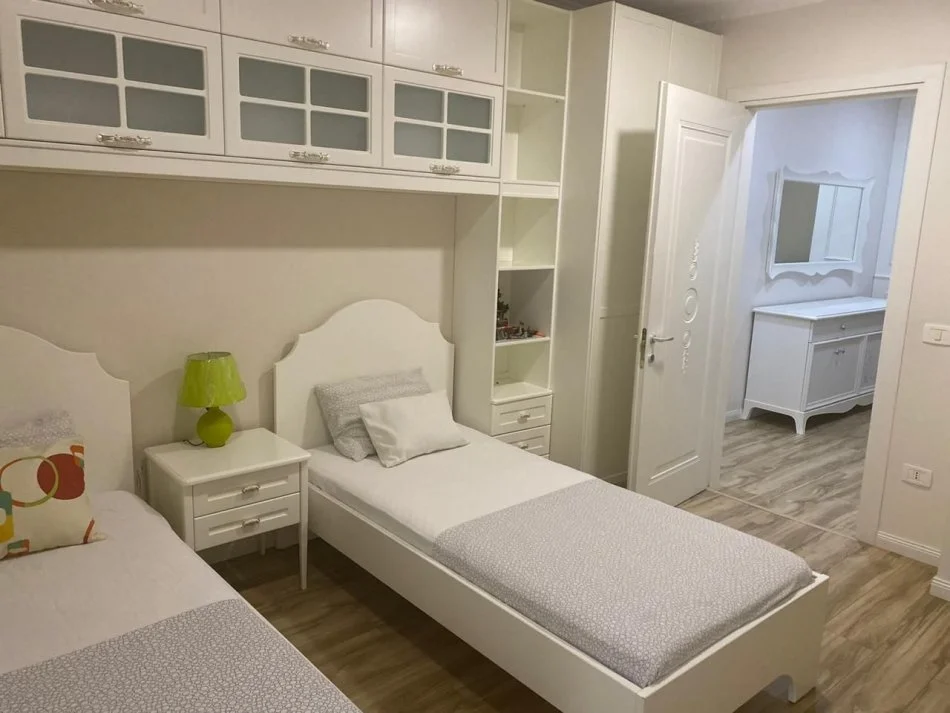 Tirane, jepet me qera apartament 2+1+Ballkon Kati 3, 100 m² 950 € (KOMUNA E PARISIT)