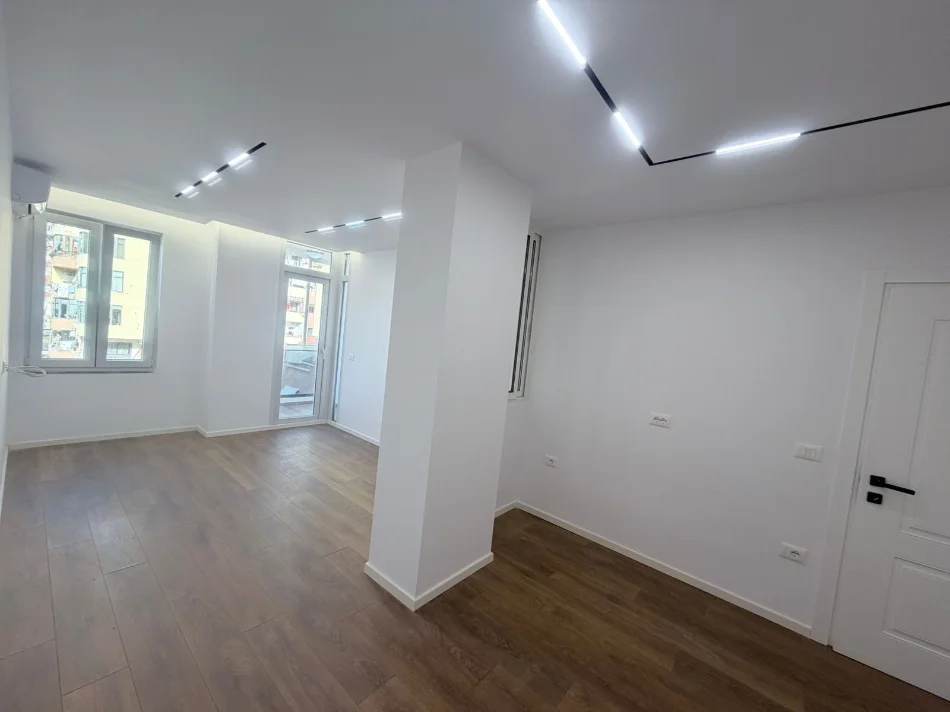 Tirane, jap me qera apartament 1+1+Ballkon Kati 3, 56 m² 700 € (21 Dhjetori)