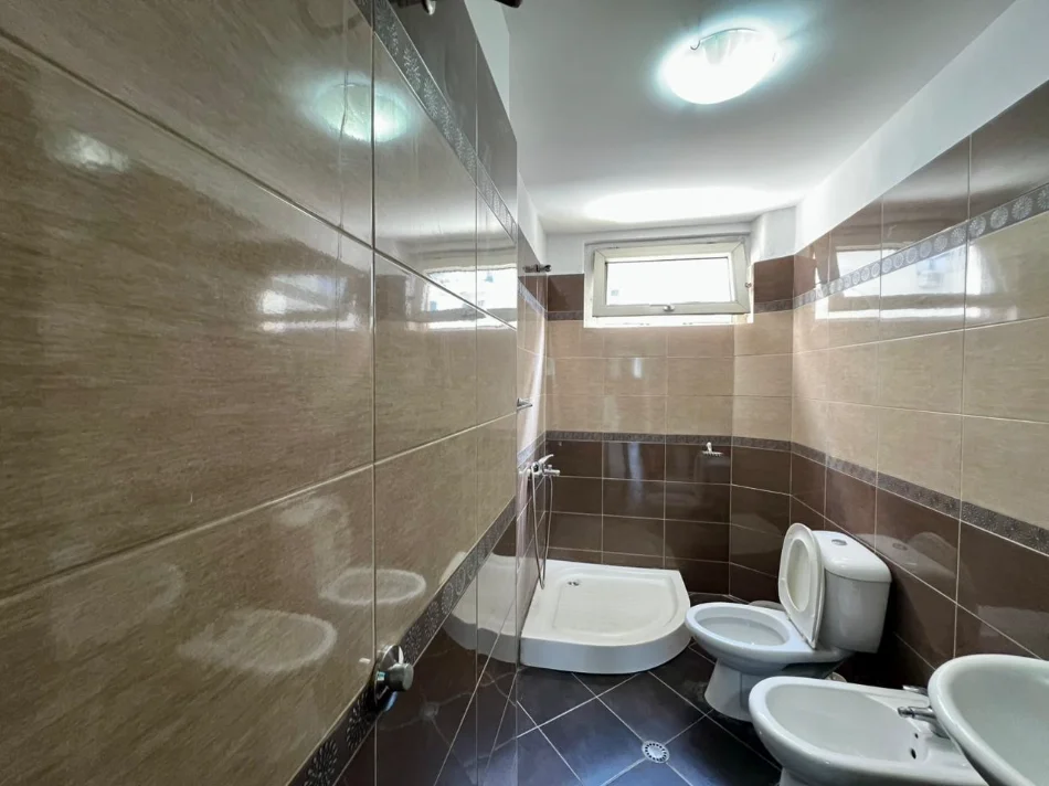 Tirane, jepet me qera apartament 2+1+Ballkon Kati 4, 65 m² 450 € (Bulevardi zogu i pare)