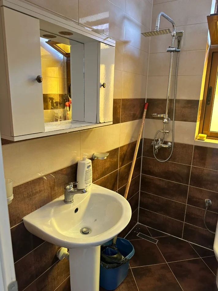 Tirane, jepet me qera apartament 1+1 Kati 3, 70 m² 500 € (Ylbere Bylykbashi)