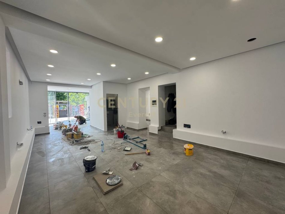 Tirane, jepet me qera ambjent biznesi Kati 0, 90 m² 2.200 € (BRRYLI)