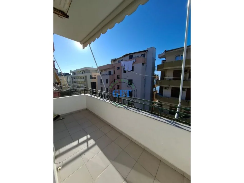 Durres, jepet me qera apartament 1+1 Kati 4, 60 m² 300 € (Plazh Hekurudha ,Dures)