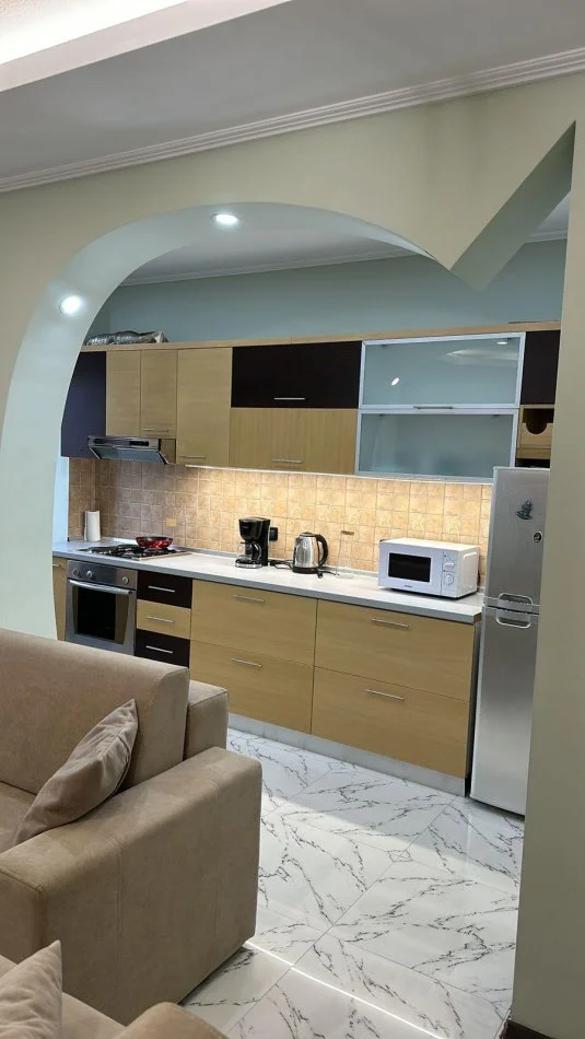 Tirane, jepet me qera apartament 1+1+Ballkon Kati 10, 73 m² 650 € (Tirana e Re)