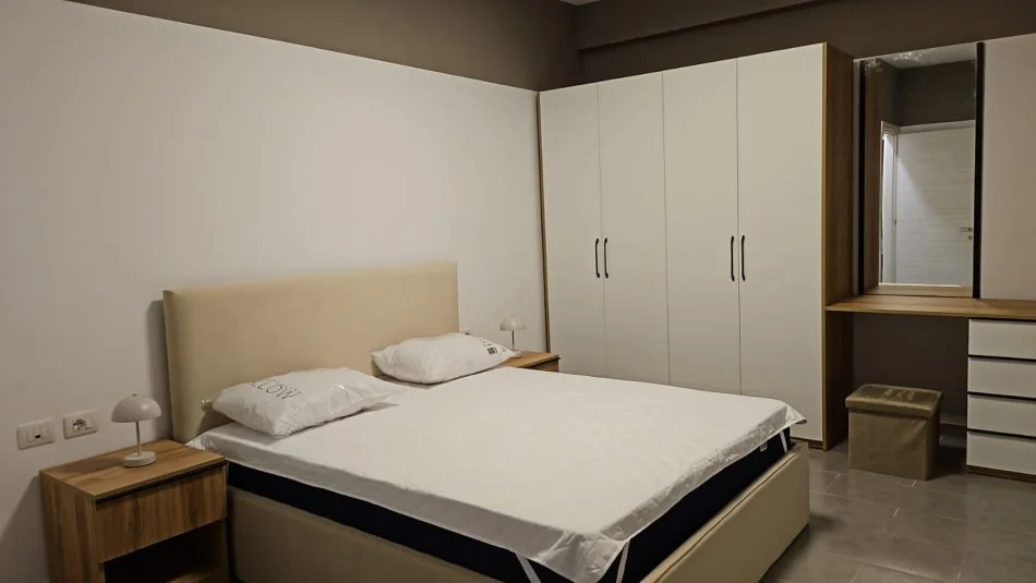 Tirane, jepet me qera apartament 2+1+Ballkon Kati 5, 108 m² 800 € (rruga Zallit)