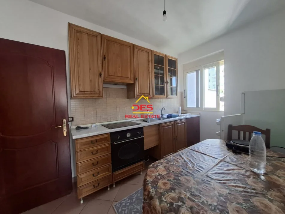 Vlore, jepet me qera apartament 2+1+Ballkon Kati 2, 120 m² 400 € (Rruga Shyqyri Ali Merka)