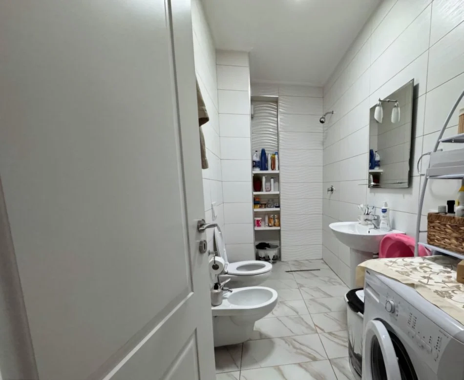 Tirane, jepet me qera apartament 2+1+Ballkon Kati 6, 90 m² 620 € (rruga 5 Maj)