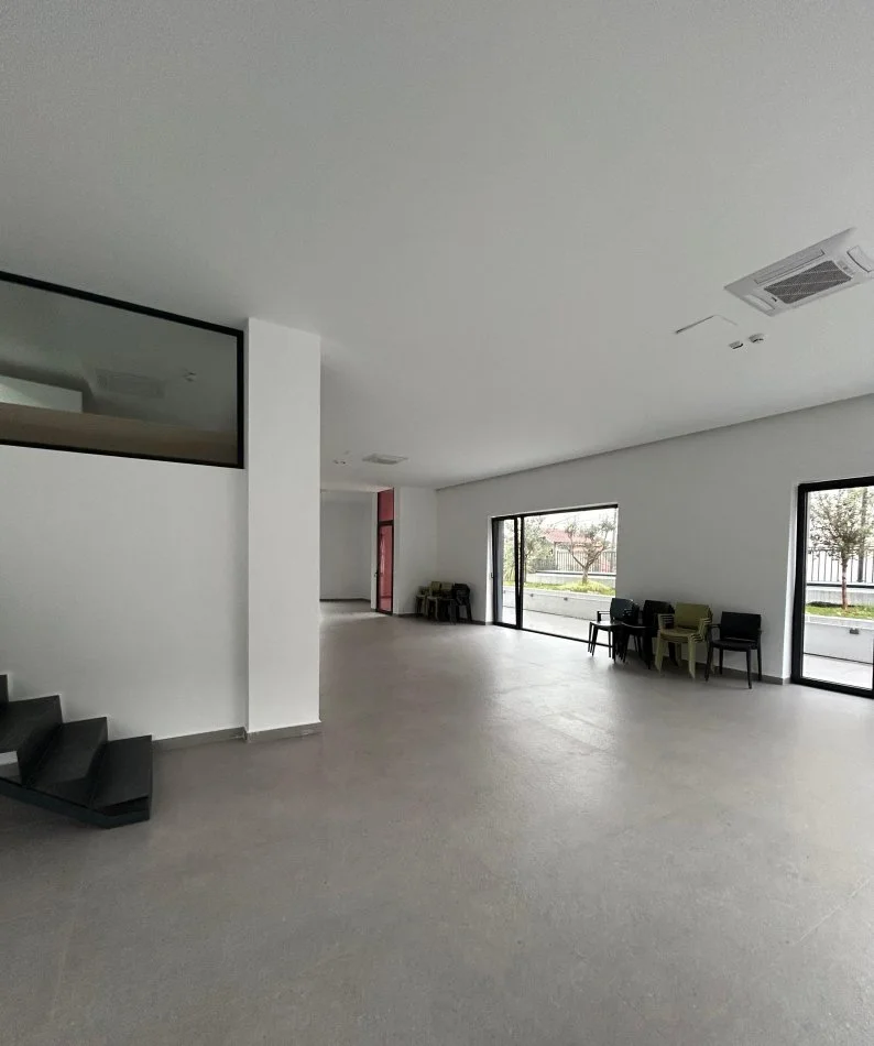 Tirane, jepet me qera ambjent biznesi Kati 0, 200 m² 3.000 € (Xibraku)