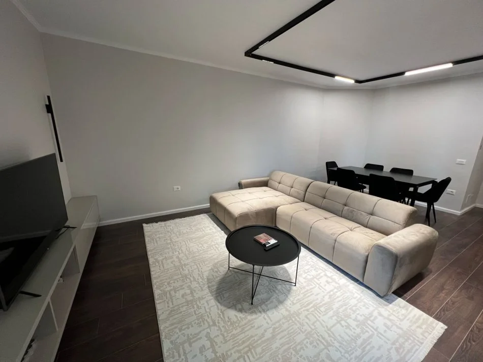 Tirane, jap me qera apartament 1+1+Ballkon Kati 9, 75 m² 800 € (Prane Lion Park RR e Elbasanit)