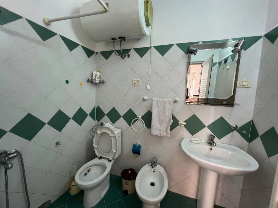 Tirane, jepet me qera Vile 4+1 Kati 1, 200 m² 1.200 € (medreseja)