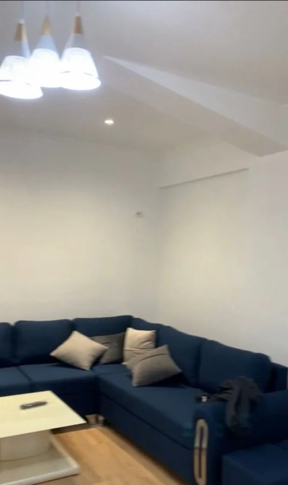 Tirane, jepet me qera apartament 1+1+Ballkon Kati 5, 75 m² 400 € (rruga Muhamed Deliu)