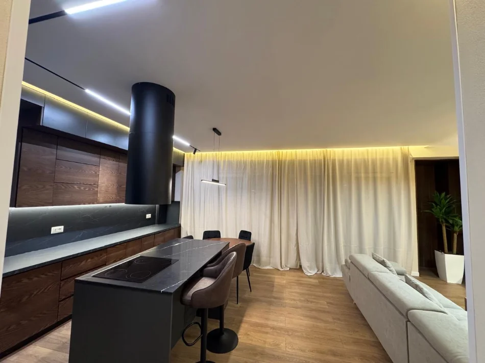 Tirane, jepet me qera apartament 2+1+Ballkon Kati 3, 1.200 € (Kopshti Botanik, Tirane)