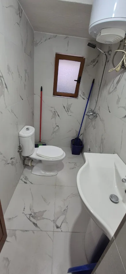Tirane, jepet me qera shtepi 1+1 Kati 1, 400 € (Universiteti i Mjeksis mbrapa Amerikan 2)