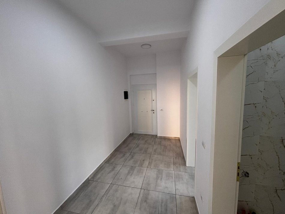 Tirane, jepet me qera zyre Kati 1, 75 m² 500 € (Medrese)