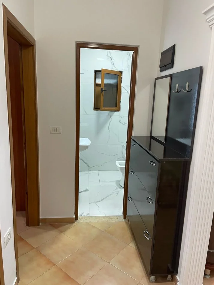 Tirane, jepet me qera apartament 2+1 Kati 3, 450 € (Riza Çuka)