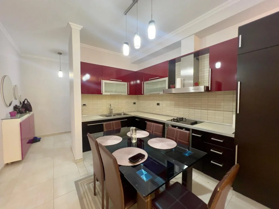 Tirane, jepet me qera apartament 2+1+Ballkon Kati 2, 103 m² 650 € (george washington)