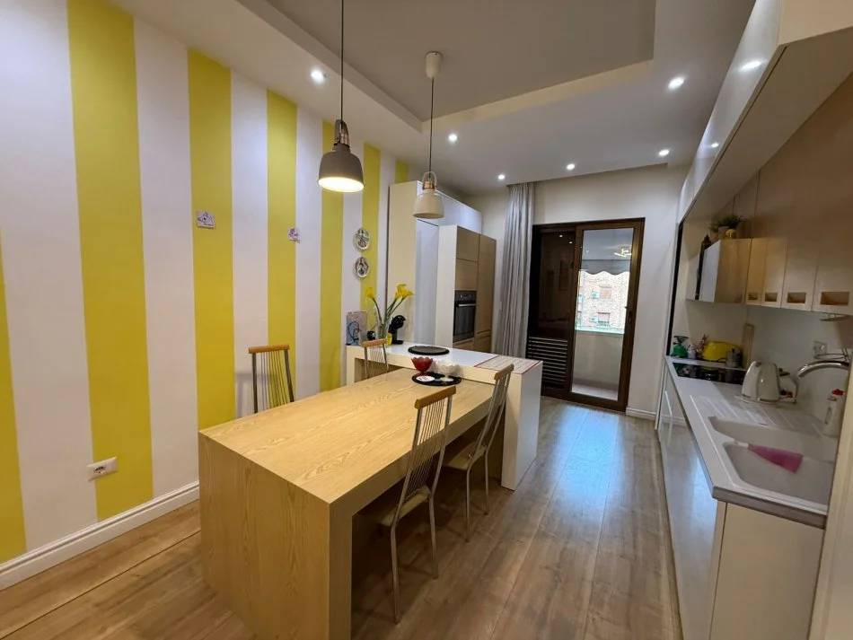 Tirane, jepet me qera apartament 2+1+Ballkon Kati 4, 100 m² 750 € (Rruga Myslym Shyri)