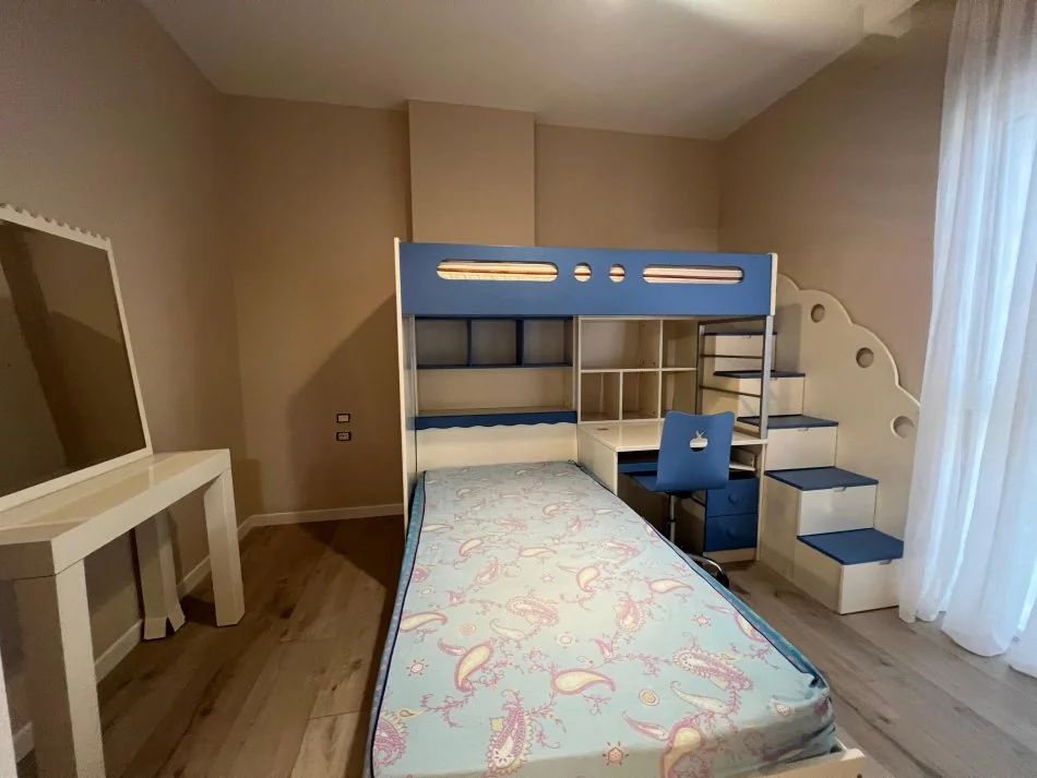 Tirane, jepet me qera apartament 2+1+Ballkon Kati 4, 101 m² 600 € (Rruga 5 Maji)