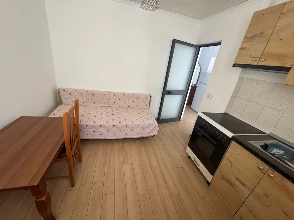 Tirane, jepet me qera apartament 1+1 Kati 1, 70 m² 450 € (Komuna e Parisit)