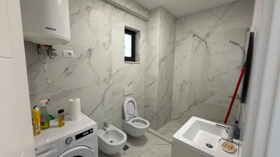 Tirane, jepet me qera 2+1 , 800 € (Porcelan)