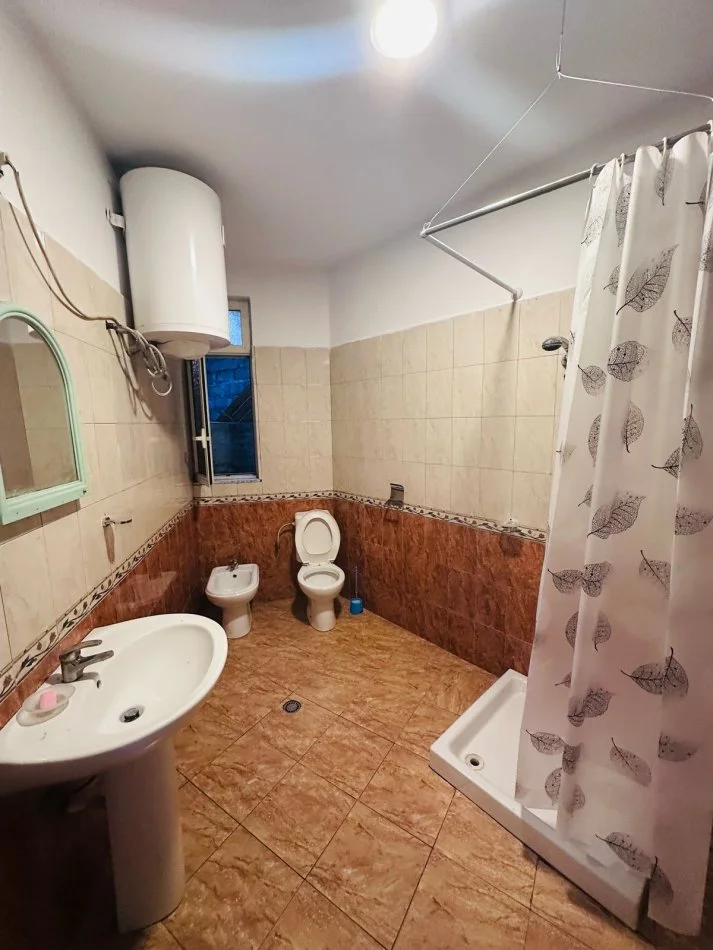 Tirane, jepet me qera apartament 1+1 Kati 1, 78 m² 360 € (Zogu I Zi)