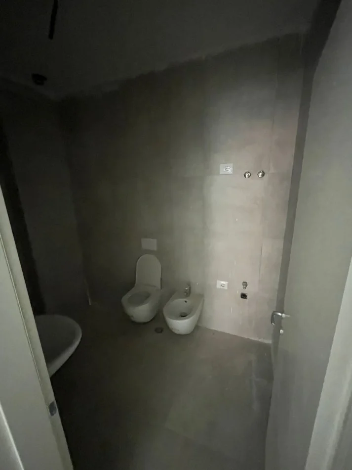 Tirane, shitet apartament 2+1+Ballkon Kati 1, 120 m² 179.000 € (Rruga Simon Gjoni)