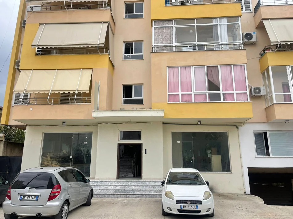 Tirane, shitet magazine Kati 0, 342 m²