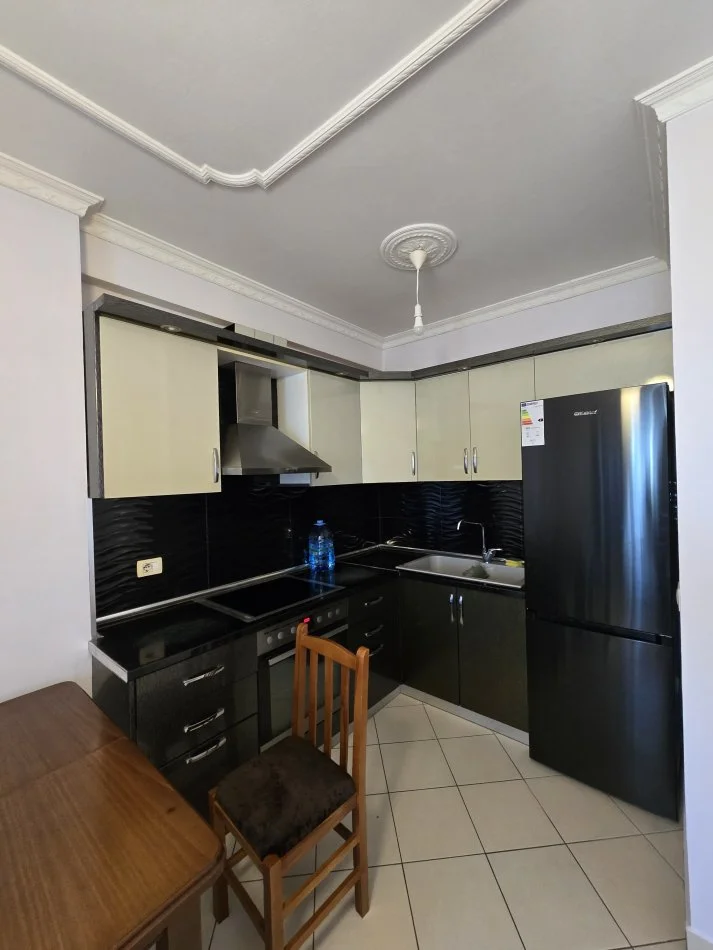 Tirane, jepet me qera apartament 2+1 Kati 3, 100 m² 600 € (Rruga Jordan Misja prane Gener 2)