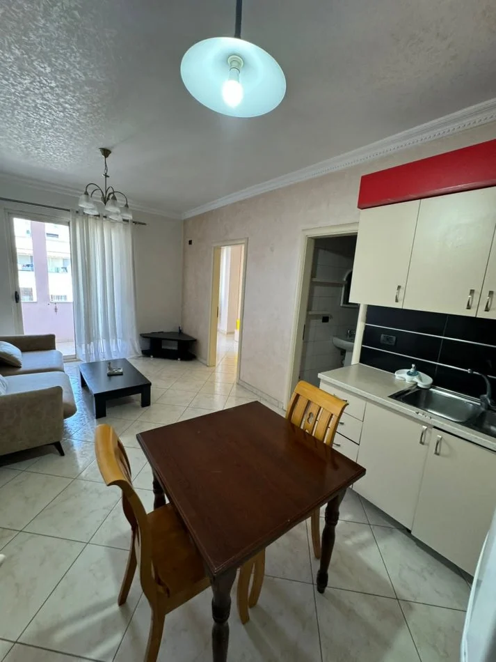 Tirane, jepet me qera apartament 1+1+Ballkon Kati 7, 60 m² 380 € (rruga Loni Ligori)