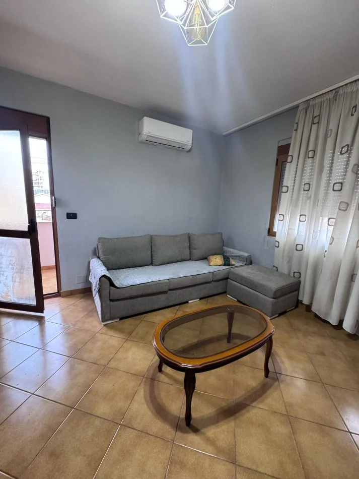 Tirane, jepet me qera apartament 1+1+Ballkon Kati 4, 70 m² 400 € (rruga Don Bosko)