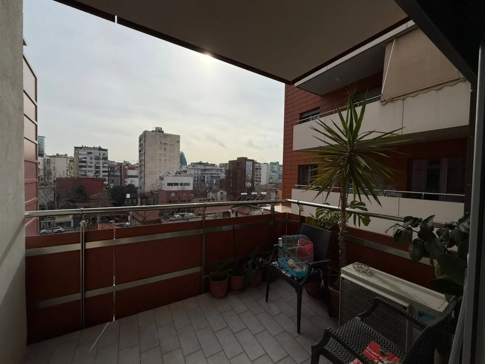 Tirane, jepet me qera apartament 1+1+Ballkon Kati 4, 80 m² 700 € (JEPET APARTAMENT 1+1 ME QIRA QENDER)