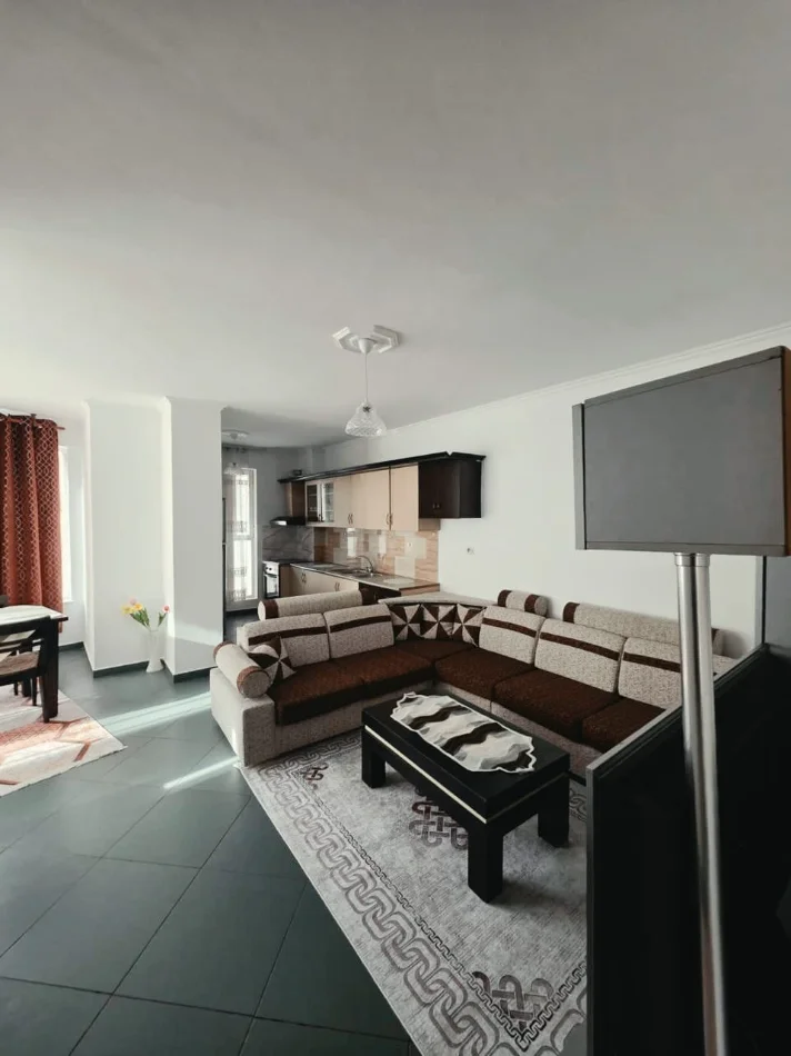 Tirane, jepet me qera apartament 2+1+Aneks+Ballkon Kati 2, 400 € (Yzberisht)
