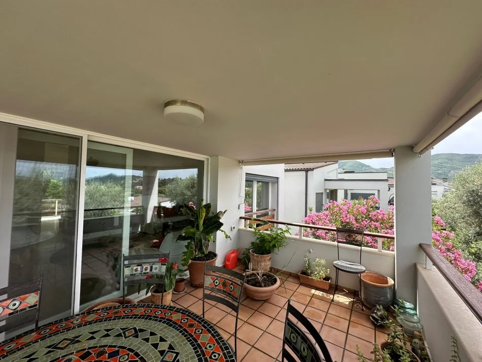 Tirane, shes Vile 3+1+Aneks+Ballkon , 475 m² (long Hill , TEG)