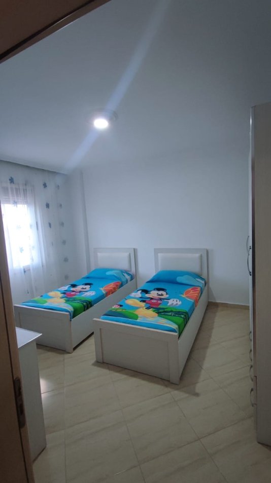 Tirane, jepet me qera apartament 2+1+Ballkon Kati 4, 95 m² 450 € (Rruga Loni Ligori Vero Kafe ASTIR)