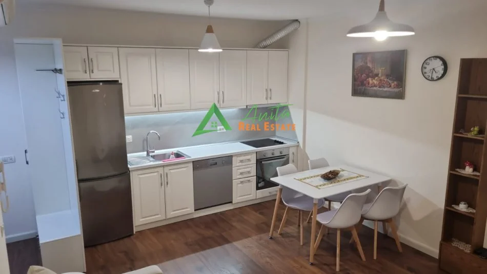 Tirane, jepet me qera apartament 1+1+Ballkon Kati 3, 65 m² 750 € (Komuna e Parisit)