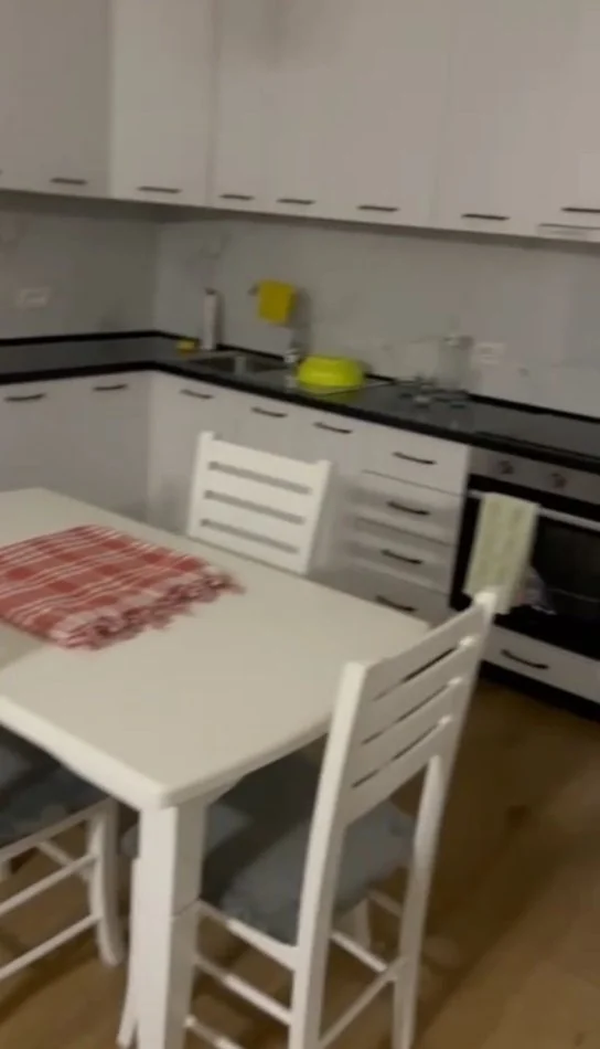 Tirane, jepet me qera apartament 2+1+Ballkon Kati 4, 115 m² 600 € (Zogu i Zi)