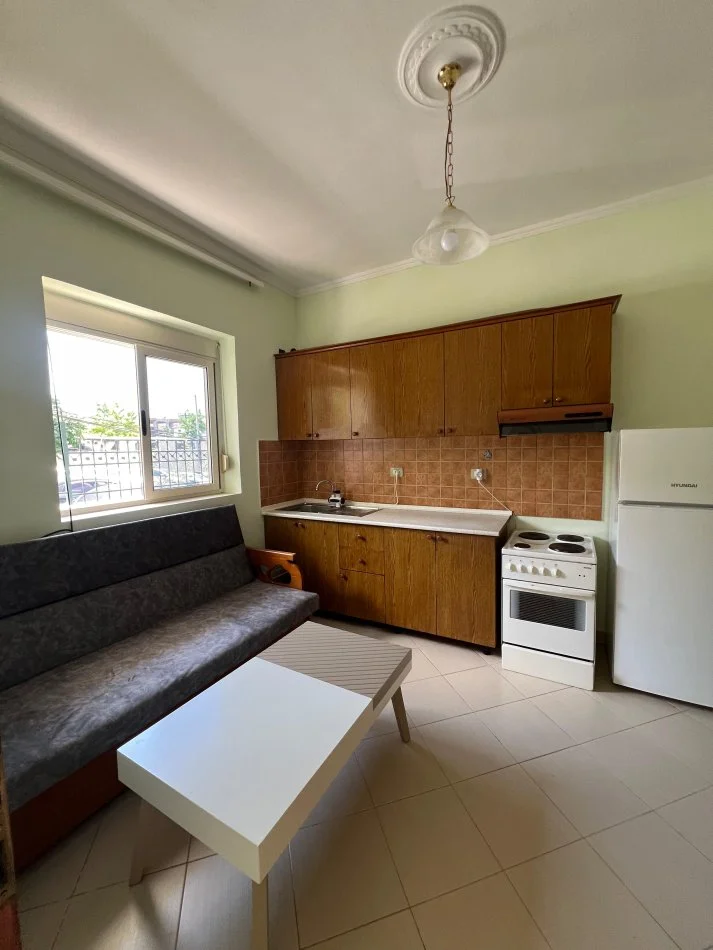 Tirane, jepet me qera 1+1 Kati 1, 60 m² 300 € (Rruga kokonozvwt)